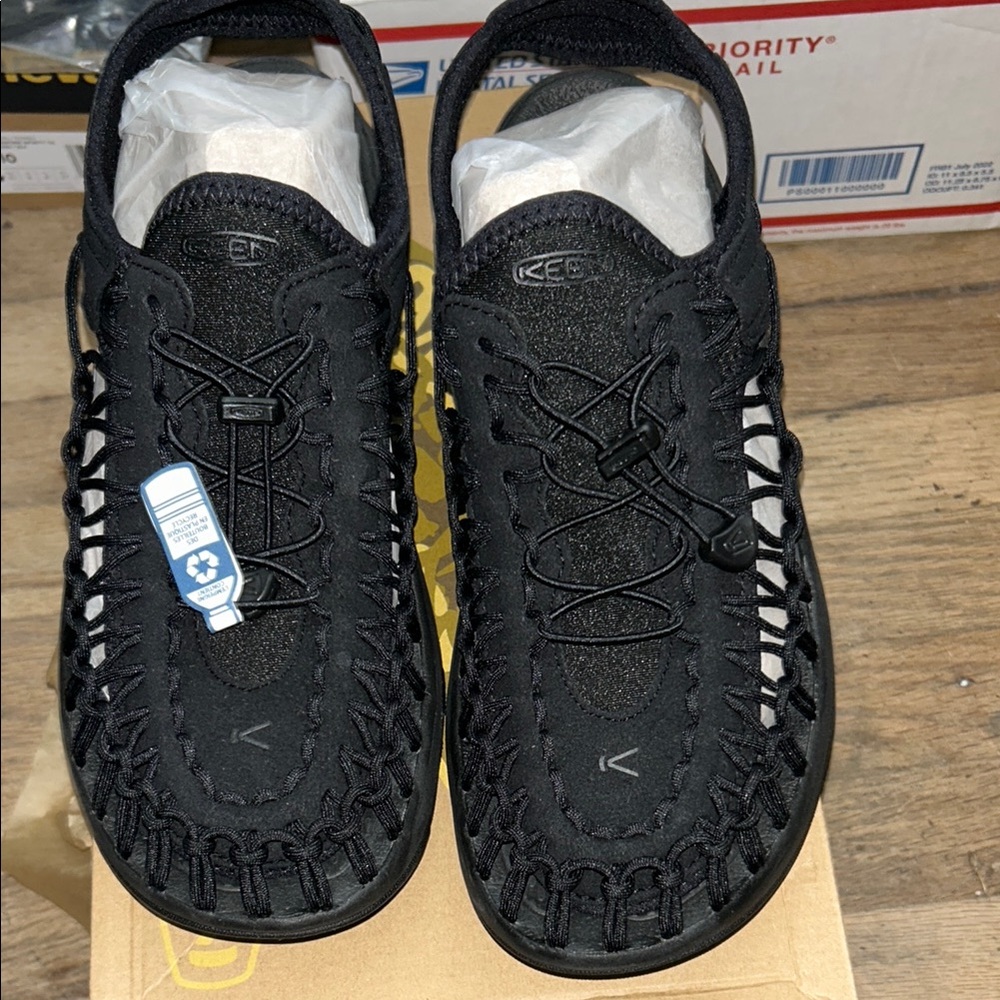 Keen Uneek Black Sandals 11
